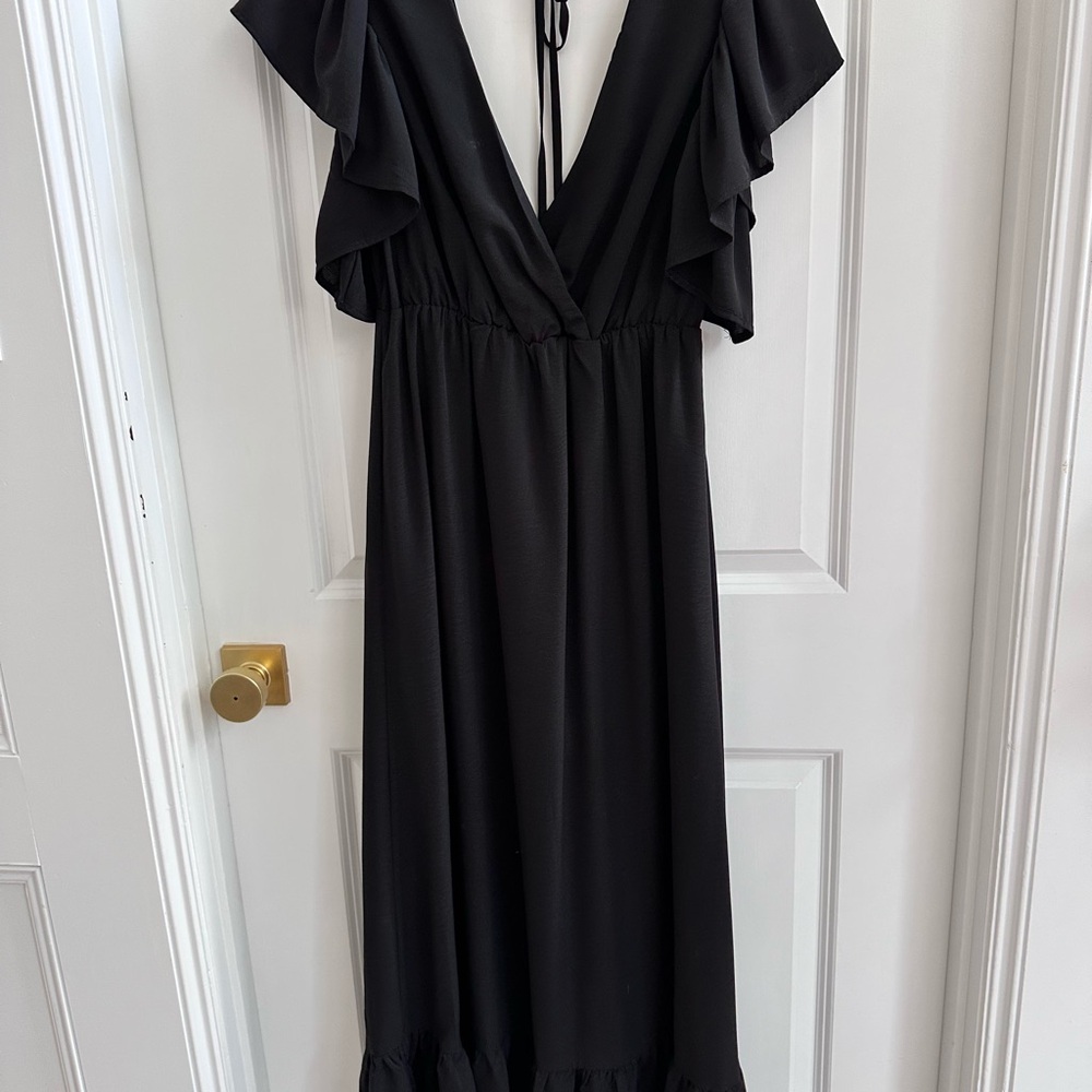 Chic Black Backless Dress with Ruffle Sleeves